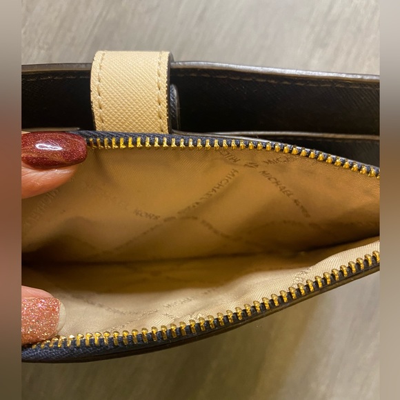 Michael KORS wallet, Blue & gold hardware. - Picture 2 of 6